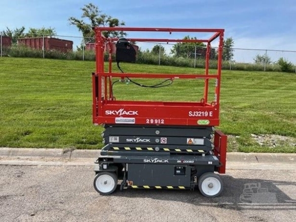 2024 Skyjack SJ3219E - Scissor Lift image 1