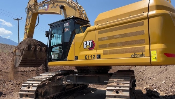 2021 Caterpillar 352 thumbnail 3