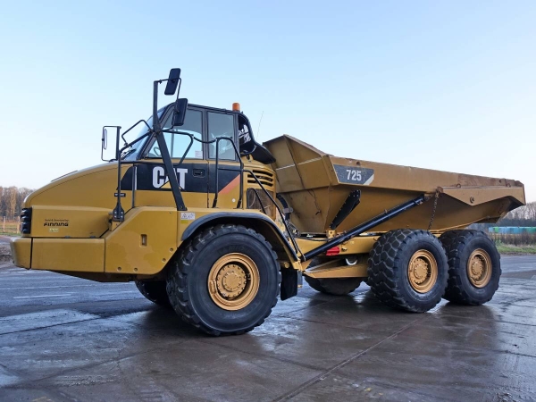 2020 Caterpillar 725 thumbnail 3
