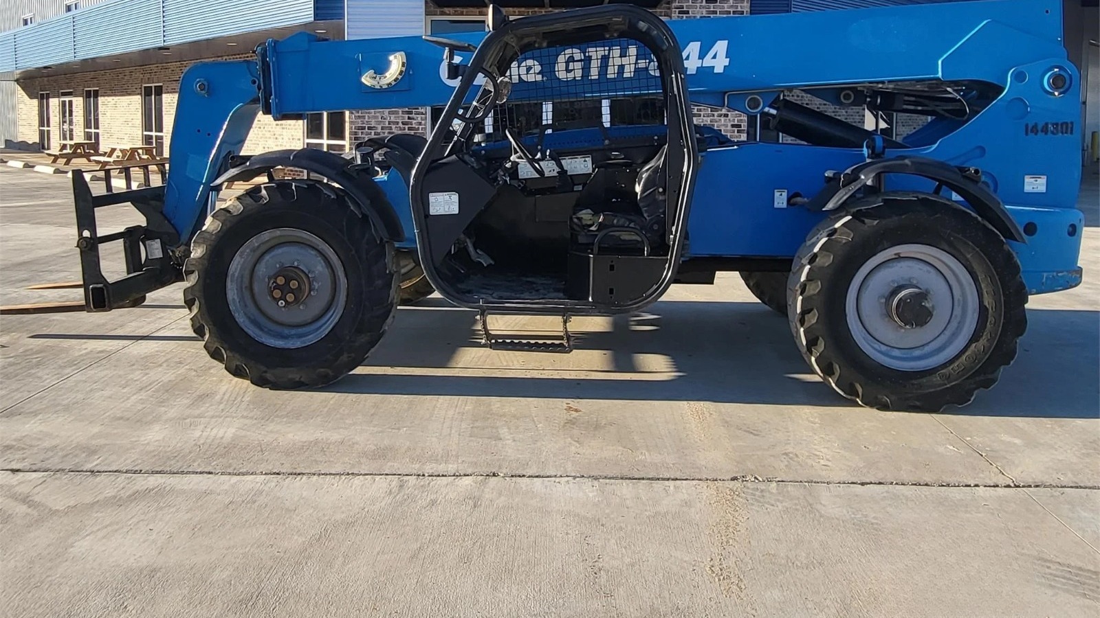 Rent or Buy this 2015 Genie GTH-844 Telehandler located in Hickory, MS