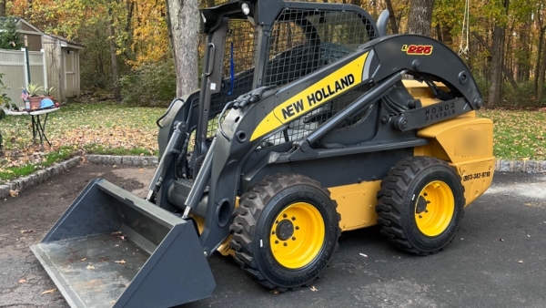 2014 New Holland L225 thumbnail 3