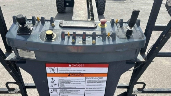 2024 JLG 800S thumbnail 2