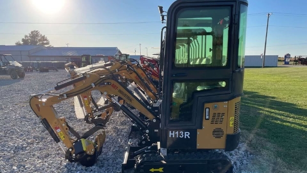 2025 AGT QH13R - Mini Excavator image 1