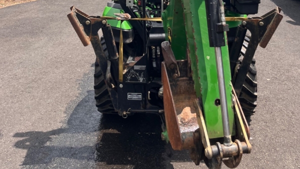 2015 Deere 1025R thumbnail 3
