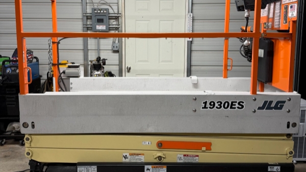 2017 JLG 1930ES thumbnail 4