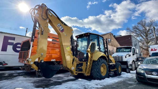 2023 Caterpillar 440 thumbnail 2