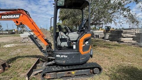 2023 Doosan DX27Z thumbnail 3