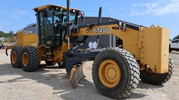 2016 Deere 672GP thumbnail 3