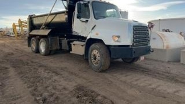 2015 Freightliner 114SD - Dump Truck image 1