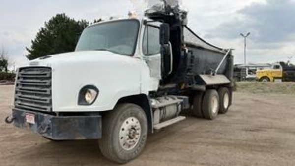 2015 Freightliner 114SD thumbnail 2