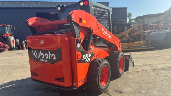 2025 Kubota SSV65 thumbnail 3